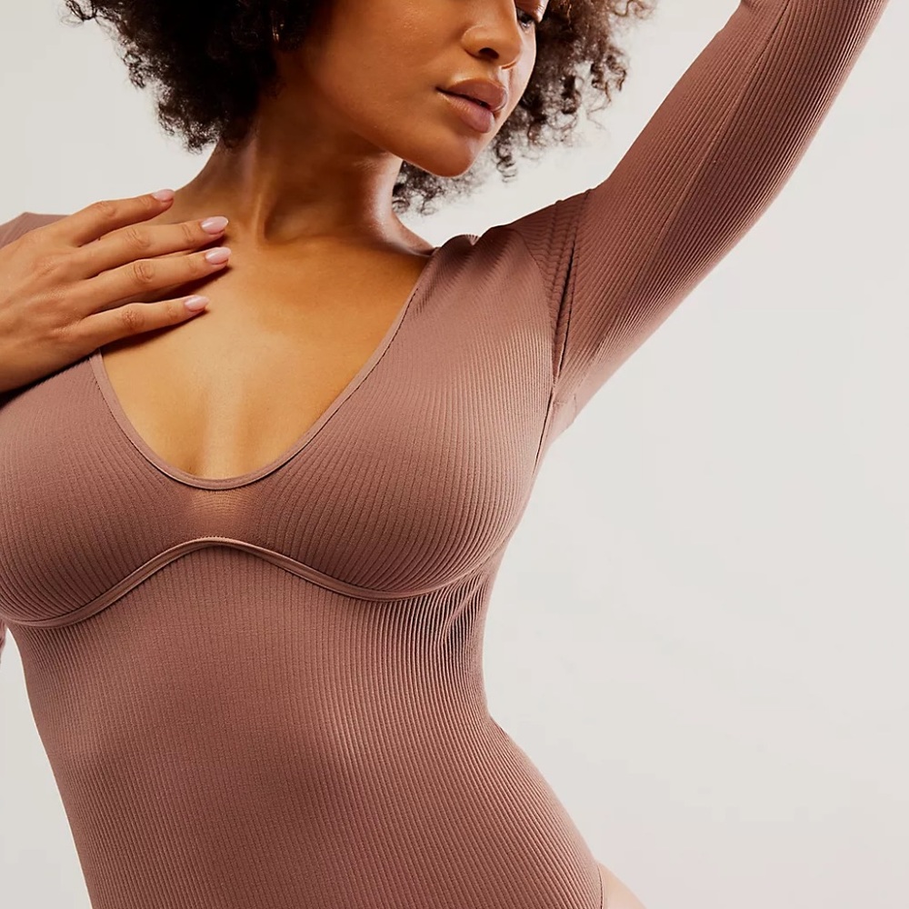 NWOT Free People Meg Seamless V-Neck Long-Sleeve
Bodysuit in Ash Size M/L (8-14)